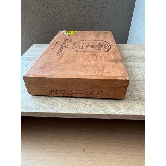 Leon Jimenes No. 4 Wooden Cigar Box - Picture 4 of 9